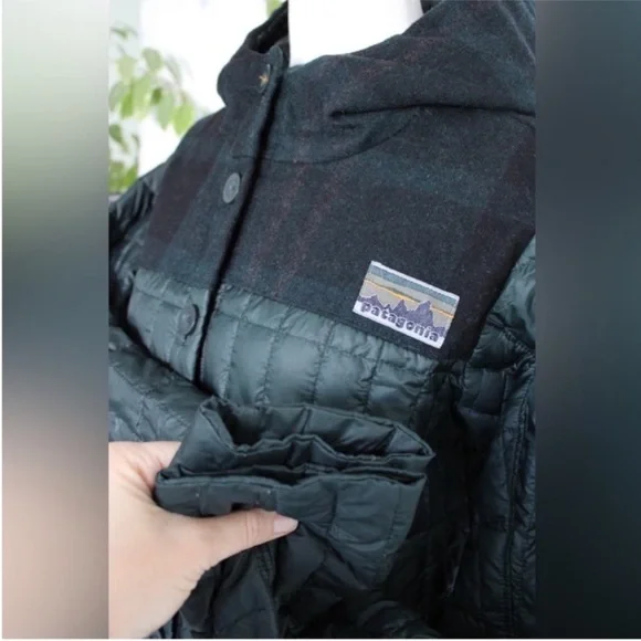 Patagonia Rare Recycled Down Hooded Coat Carbon
Green Medium - Picture 6 of 17